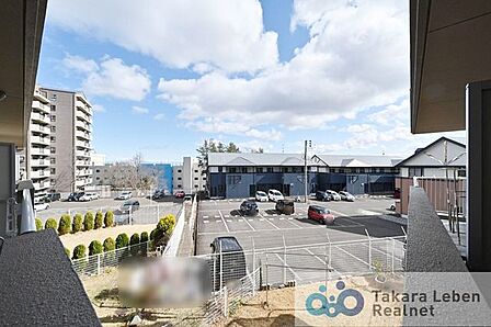 住戸からの眺望。前面に高い建物がなく、遠くまで見通せる眺望が魅力です。また、陽当たり・通風も良好です。