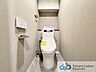 トイレ：ウォシュレット機能付きのトイレは壁掛けリモコンの上位グレードを採用。便座がスッキリした印象となり、限られた空間を広く見せる効果があります。