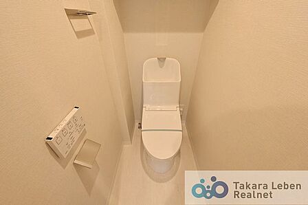 ウォシュレット機能付きのトイレは壁掛けリモコンの上位グレードを採用。便座がスッキリした印象となり、限られた空間を広く見せる効果があります。