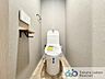 トイレ：ウォシュレット機能付きのトイレは壁掛けリモコンの上位グレードを採用。便座がスッキリした印象となり、限られた空間を広く見せる効果があります。