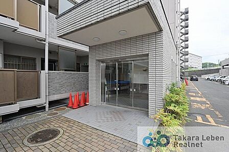 エントランスのサイドには植栽を配し、緑の潤いにあふれたアプローチを実現。