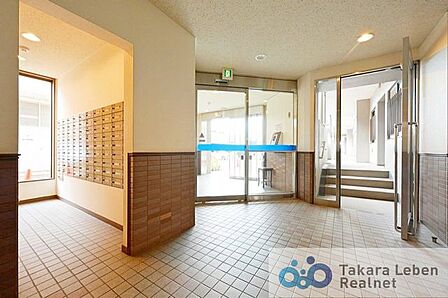 マンションエントランスです。落ち着いた温かみのある色調で、住む人をやさしく迎えてくれます。広々とした高級感溢れるエントランスが、ワンランク上の生活をお約束致します。