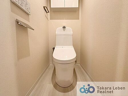 ウォシュレット機能付きのトイレは壁掛けリモコンの上位グレードを採用。便座がスッキリした印象となり、限られた空間を広く見せる効果があります。