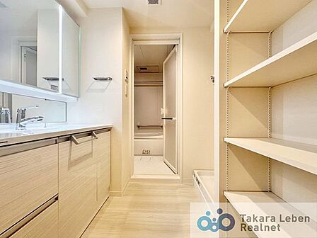 洗面室にはリネン庫を備えているので、バスタオルや着替えをスッキリと収納できます。