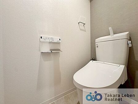ウォシュレット機能付きのトイレは壁掛けリモコンの上位グレードを採用。便座がスッキリした印象となり、限られた空間を広く見せる効果があります。