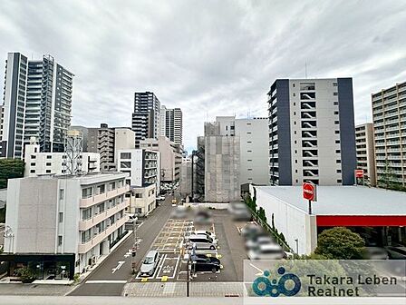 住戸からの眺望。前面に高い建物がなく、遠くまで見通せる眺望が魅力です。