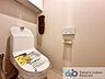 トイレ：ウォシュレット機能付きのトイレは壁掛けリモコンの上位グレードを採用。便座がスッキリした印象となり、限られた空間を広く見せる効果があります。