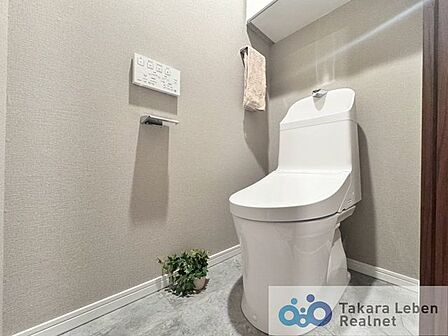 ウォシュレット機能付きのトイレは壁掛けリモコンの上位グレードを採用しております。