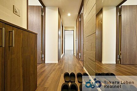 シンプルで使いやすい玄関は、住まい全体をすっきりと見せてくれます。日々の暮らしに自然と馴染む空間です。