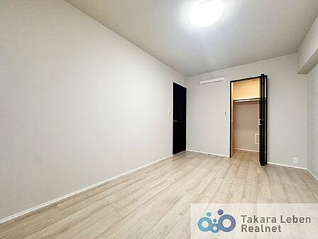 約7.2帖の洋室。大容量のウォークインクローゼットが設置されており、衣類が多いご家庭には最適です。