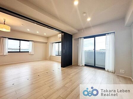 約6.0帖の洋室。独立したお部屋として利用しても良し。引き戸を開け放してリビング空間の延長として利用しても良いですね。