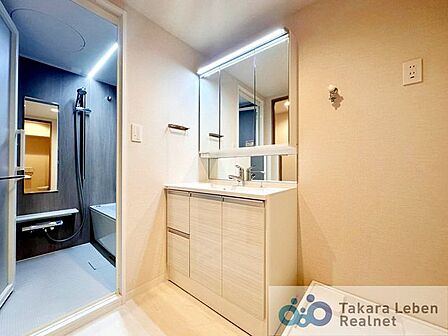 気持ちの良い朝はキレイな洗面所から。鏡裏の収納でモノが出がちな洗面所もスッキリ片付きます。