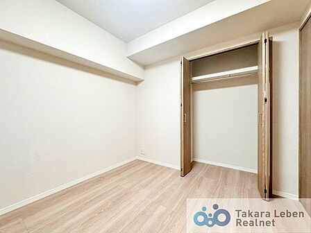洋室約4.5帖。生活スタイルに合わせて自由に使える洋室。無駄のない間取りでプライベート空間を確保できます。