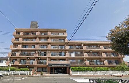周囲の風景と美しく調和した外観は、主張しすぎず、それでいて印象に残る佇まい。住むほどに愛着が深まる、落ち着きあるデザインです。