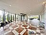 エントランス：マンションエントランスです。落ち着いた温かみのある色調で、住む人をやさしく迎えてくれます。広々とした高級感溢れるエントランスが、ワンランク上の生活をお約束致します。