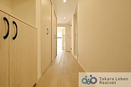 ナチュラルカラーの室内廊下、明るく開放感のある空間を演出します。