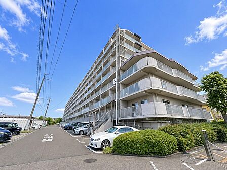 管理状態良好のマンション。周辺は落ち着いた住環境です。