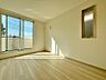 寝室：大きな窓からたっぷりと陽光が注がれる明るい空間。一日の疲れをいやしてくれる主寝室。