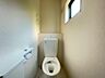 トイレ：広々としたトイレ空間で、圧迫感を感じることなく快適に使用できます。