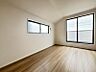 寝室：大きな窓からたっぷりと陽光が注がれる明るい空間。自由度が高いので家具のレイアウトでお好みの空間を創りだせます。