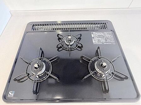 料理の幅を拡げてくれる三口コンロの使いやすいシステムキッチンを採用。