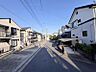 外観：前面道路が広く、間口もゆったり。駐車が苦手なママもらくらく停められます。