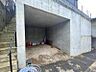 駐車場：建物下の屋根付き駐車場。雨天時も濡れにくく、荷物の出し入れも便利です。