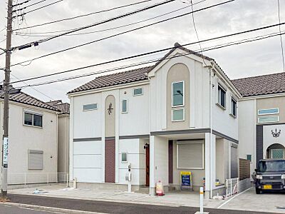 外観：天気の良い空、緑と好相性。そのスマートな佇まいについ足を止めてしまいそうになります。