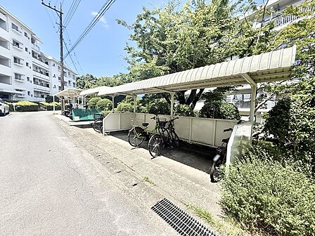 ■敷地内に駐輪場を完備しており、自転車の利用もスムーズです