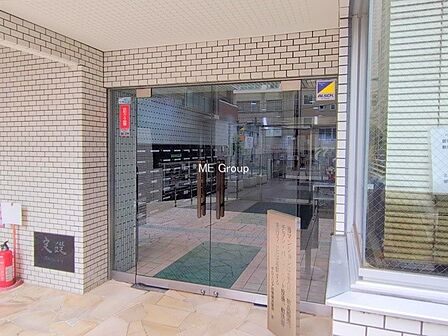 ■落ち着いた雰囲気のエントランスが住まう方を温かく迎えます