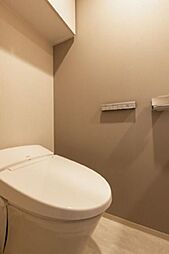 落ち着いた色調のトイレです