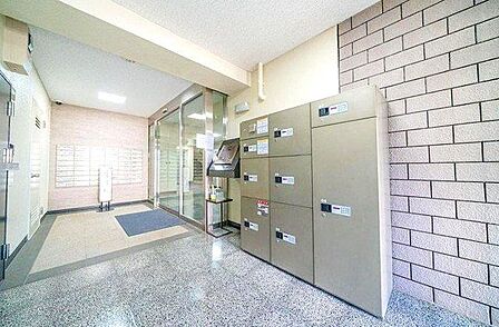 忙しい毎日に、ゆとりをもたらす宅配ボックス!不在時でも荷物を受け取れ再配達の手間を省き、時間に縛られないスマートな暮らしを叶えます。生活利便がぐっと高まる、うれしい設備です。