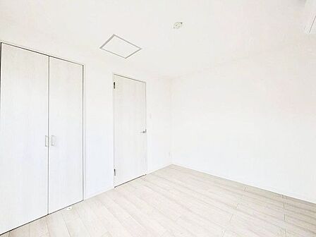 すっきり暮らせる、クローゼット付きの居室!衣類やバッグ、小物類をまとめて収納できるクローゼット付きの居室は、空間を美しく保ち、毎日の身支度を快適にしてくれます。