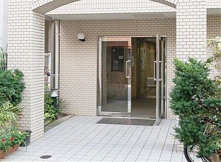 光を多く取り入れた明るいエントランス部分は高級感ある仕上り。将来に亘って誇れる我が家の大事な入り口部分。