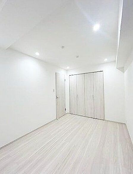すっきり暮らせる、クローゼット付きの居室!衣類やバッグ、小物類をまとめて収納できるクローゼット付きの居室は、空間を美しく保ち、毎日の身支度を快適にしてくれます。
