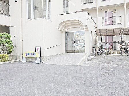 光を多く取り入れた明るいエントランス部分は高級感ある仕上り。将来に亘って誇れる我が家の大事な入り口部分。