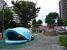 周辺：開発が進む「豊洲駅」からすぐのマンションの脇に整備されている公園です