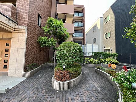 エントランス横の小さい公園。