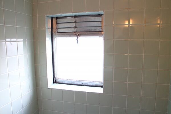 画像13:お風呂にも窓があります