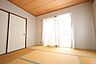 和室：1階和室です。2面採光で心地よい日差しが差し込みます。