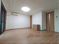 近鉄御所線 忍海駅 徒歩6分の賃貸アパート 2階1LDKのリビング/ダイニング