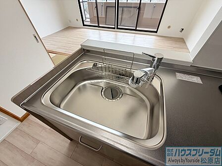 大きな鍋もらくらく洗える便利サイズのシンク。