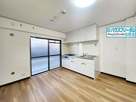 東向きの窓から心地よい朝日がたっぷり差し込みます