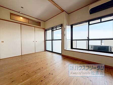 バルコニーに面した明るいお部屋