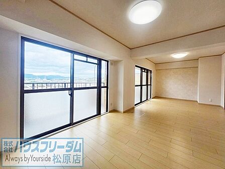大きな窓から光が差し込む暖かいリビングです。