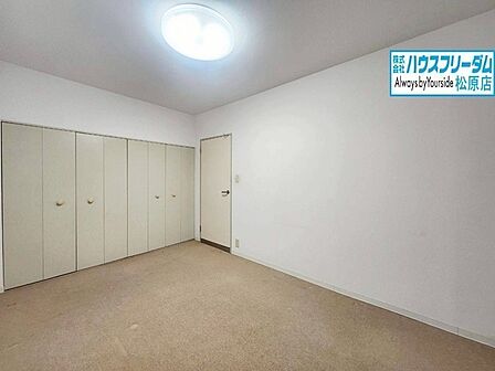 どんな家具にも合わせやすいナチュラルな内装です。