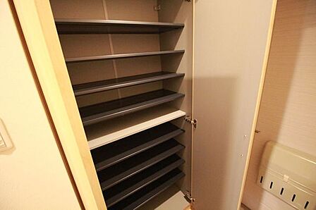 【シューズボックス】玄関には下足棚が付いており、ご家族みんなの靴もすっきりと収納できます♪
