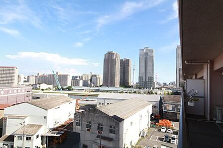 とても心地よい風が入ります。青空を眺めながら一息つける環境です。
