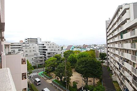 とても心地よい風が入ります。青空を眺めながら一息つける環境です。