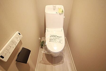 いつも清潔なスペースであってほしいのが毎日使うトイレです。掃除がしやすいのはもちろん、落ち着けるスペースにしたいですね。